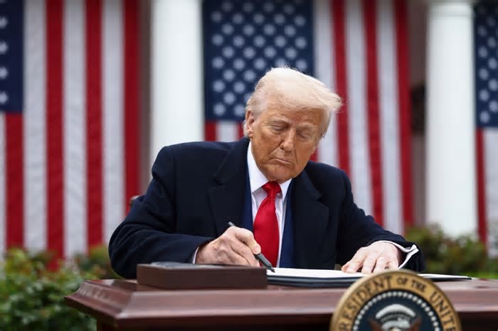 Bitcoin vira para queda após tarifaço de Trump e perde os US$ 85 mil
