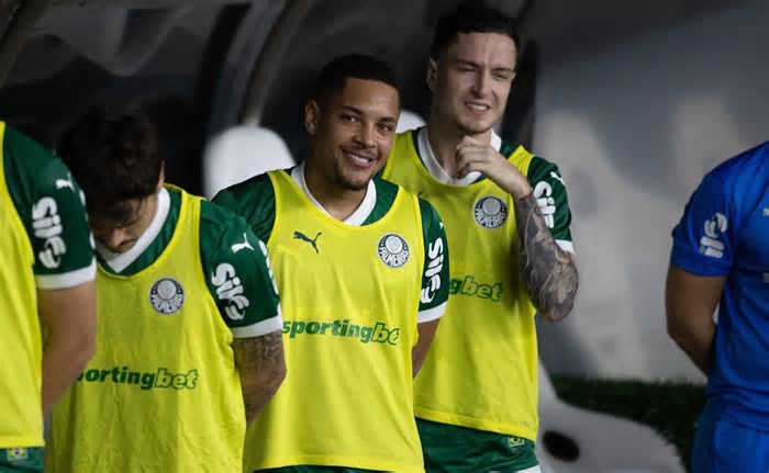 Palmeiras cutuca Corinthians com referência a fax e Mundial em série de posts