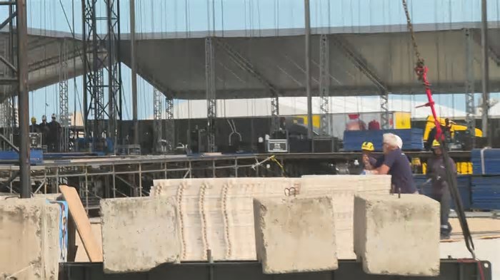 Palco do show de Lady Gaga já está sendo montado; fã guarda lugar na areia de Copacabana