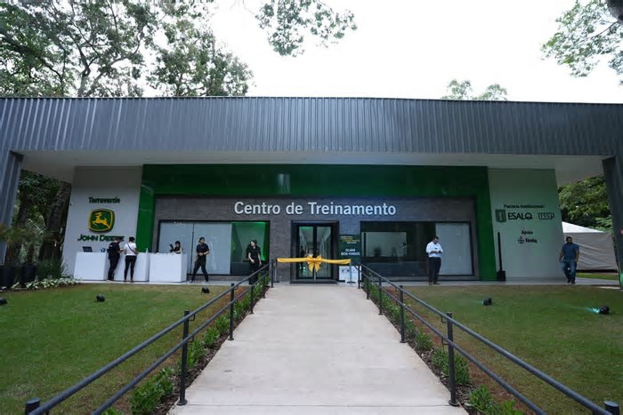 John Deere inaugura centro de treinamento em Piracicaba