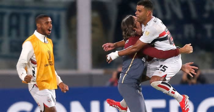 Camisa 25 comemora com abraço em Luis Zubeldía e garante primeira vitória de um time brasileiro nesta edição do torneio