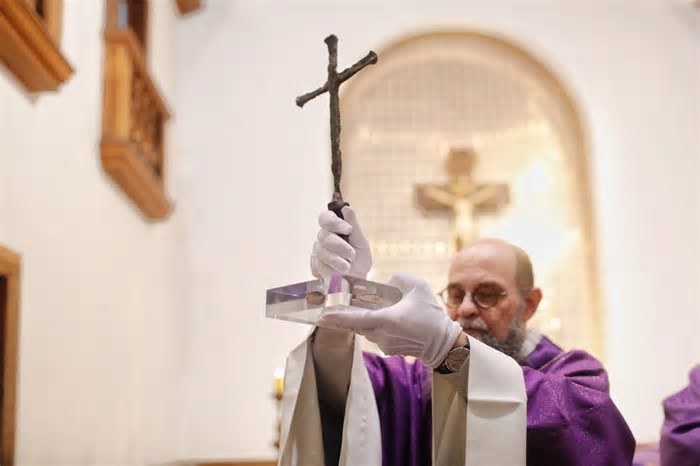 Cruz da primeira missa no Brasil começa sua peregrinação no país por São Paulo