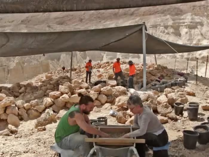 Arqueólogos descobrem pirâmide milenar de pedras esculpidas a mão escondida em montanha