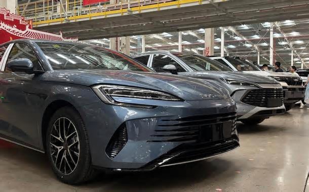 China anuncia plano para que carros elétricos dominem o setor automotivo até 2035