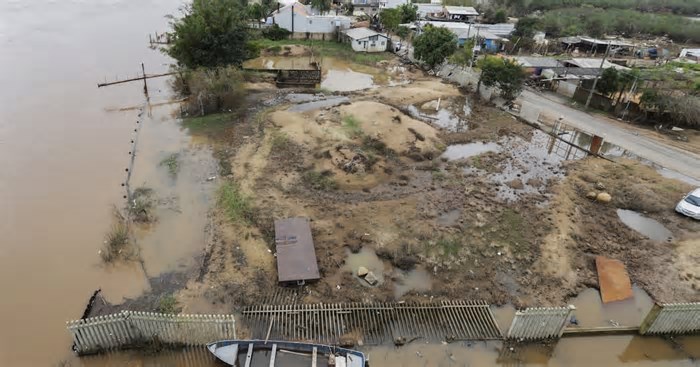 Centro de Porto Alegre se reconstrói um ano após enchentes que atingiram o RS