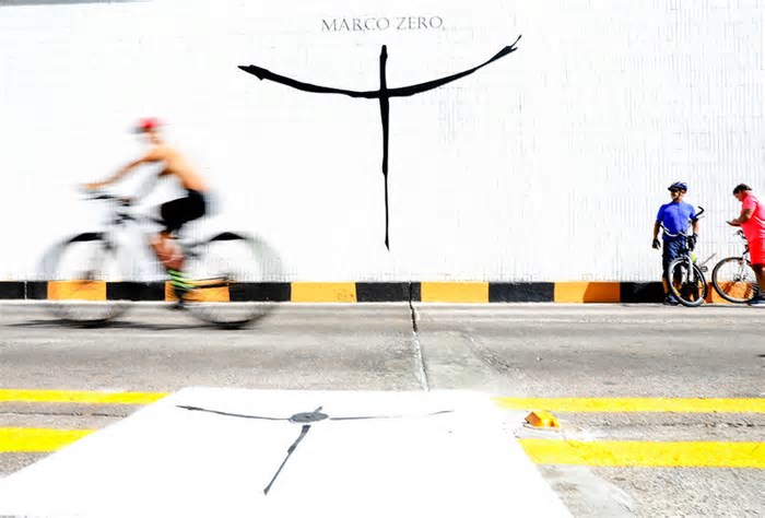 Marco Zero de Brasília ganha iluminação especial para os 65 anos da capital