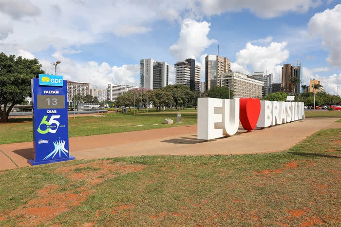 Totens com contagem regressiva dos 65 anos de Brasília chamam atenção da população nas ruas