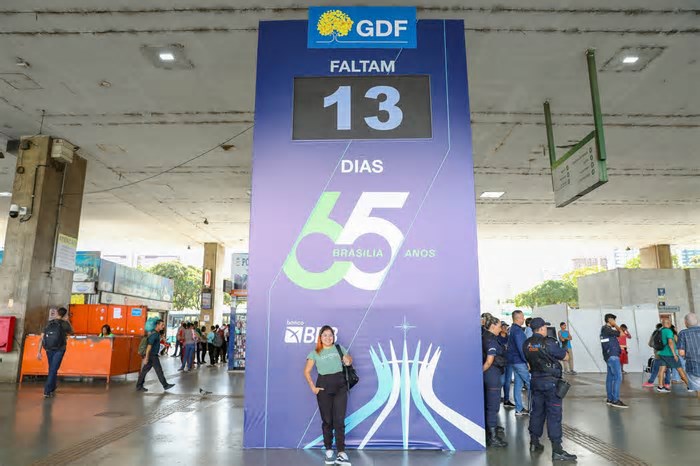 Totens com contagem regressiva dos 65 anos de Brasília chamam atenção da população nas ruas