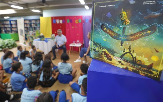 Biblioteca desenhada por Niemeyer promove conversa de alunos com autor de livro sobre Brasília