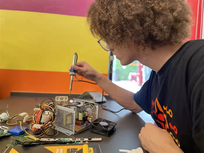 Oficina de tecnologia, cursos, bolsas de estudo e casamento coletivo: encontre serviços gratuitos no Grande Recife