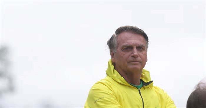 Bolsonaro faz procedimento no estômago, e médico diz que cirurgia será feita se situação se agravar