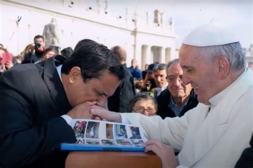 Empresário que faz incensos para o Vaticano relembra encontro com papa