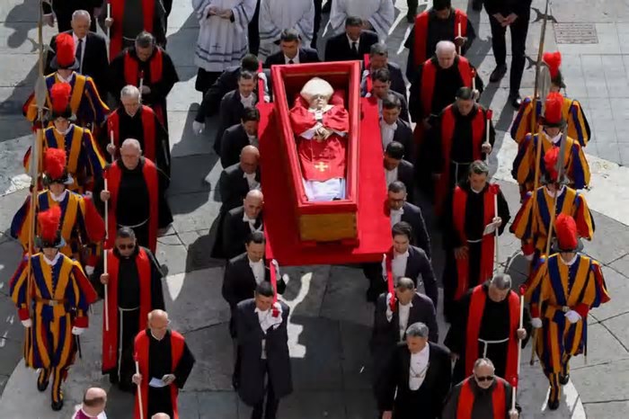 Velório do Papa Francisco emociona o mundo e enterro quebra tradição de séculos