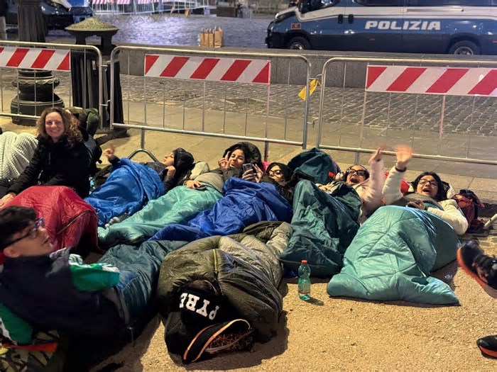 Fãs acampam do lado de fora do Vaticano à espera do funeral do Papa Francisco