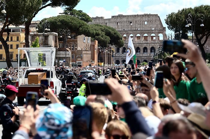 Mensagem de paz, cortejo e multidão: papa Francisco tem adeus histórico em Roma
