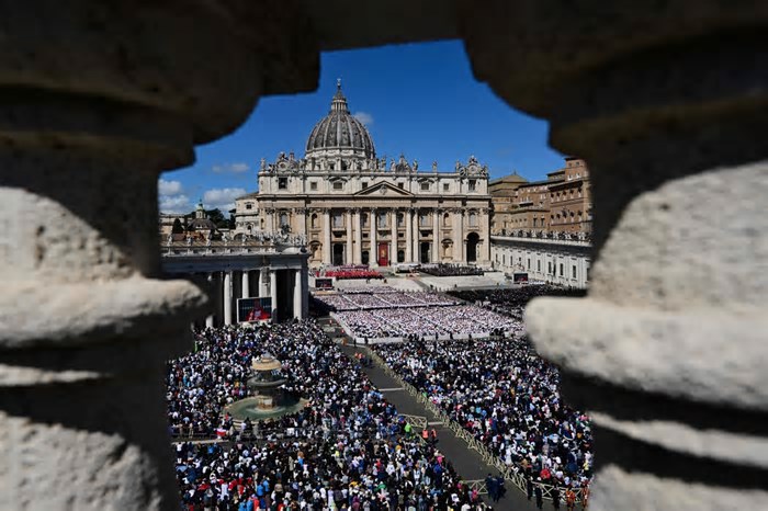 Polícia calcula 250 mil pessoas reunidas para dar o último adeus ao Papa Francisco
