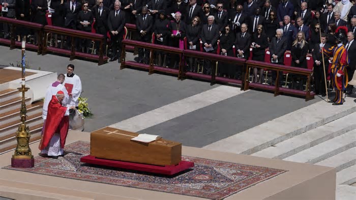 Papa Francisco é sepultado após cerimônia que reuniu 250 mil fiéis e 50 chefes de Estado em Roma