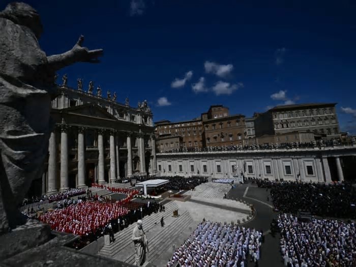Funeral do papa Francisco reúne líderes e milhares de pessoas