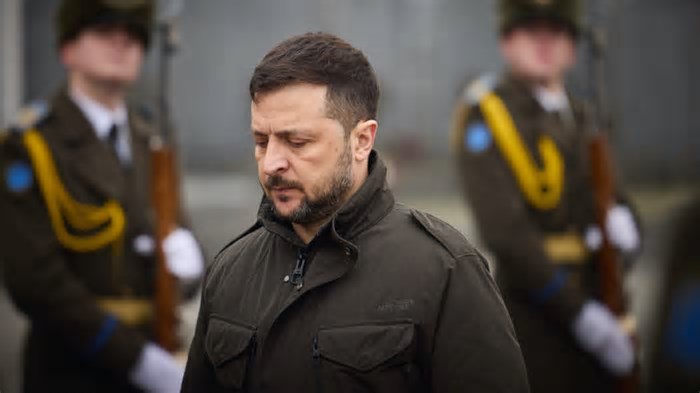 Zelensky chega a Roma horas antes de funeral do papa