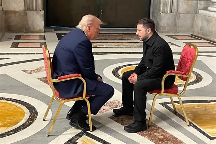 Reunião entre Trump e Zelensky em igreja reacende esperança de paz, mas caminho segue incerto