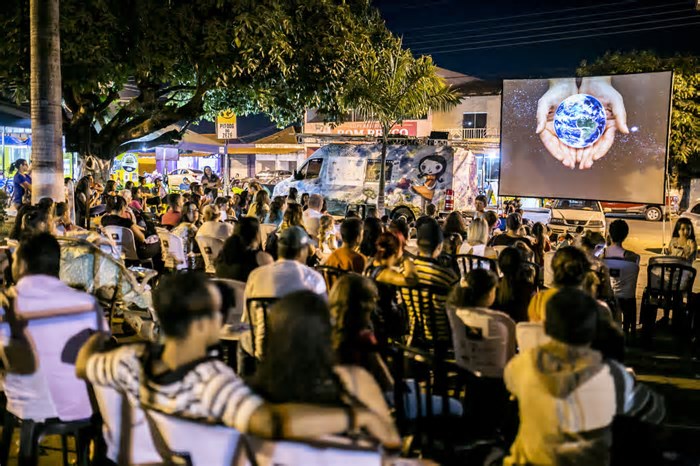 Cinema itinerante movido a energia solar realiza sessões gratuitas no Cidade Aracy