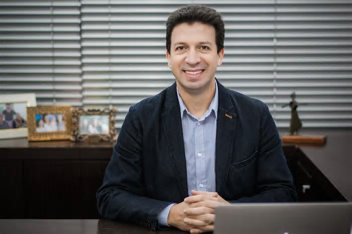 Ele já foi motorista e hoje é CEO de uma empresa que fatura R$ 300 milhões com TI