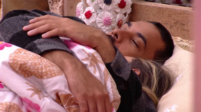 Maike e Renata deitam de conchinha e brother comenta: 'Brasil, eu venci'