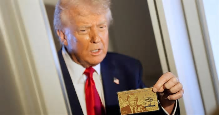 Trump mostra primeiro ‘cartão ouro’ de residência nos EUA, que custa US$ 5 milhões; veja vídeo
