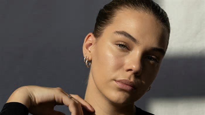 O glow da pele é explicado pela ciência. Dermatologista conta o que causa o efeito luminoso mesmo sem maquiagem