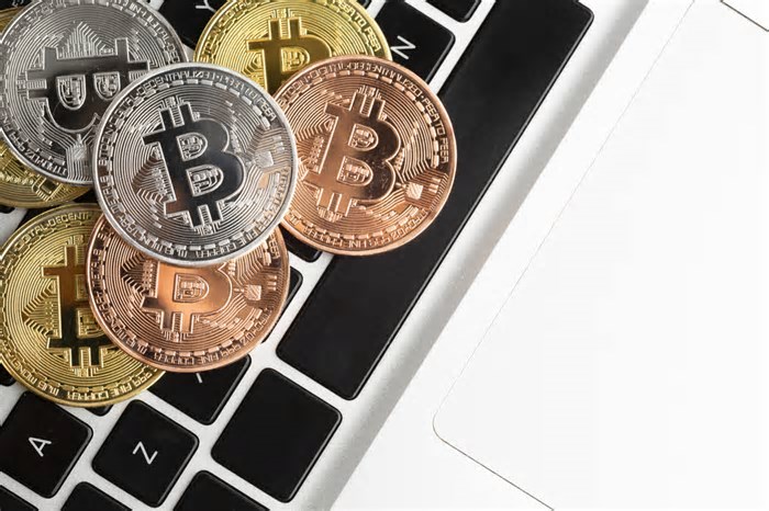 Criptomoedas caem após novas tarifas de Trump; Bitcoin recua 6%