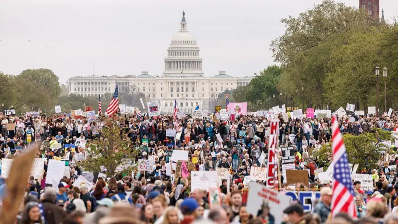 Milhares fazem protestos anti-Trump em cidades dos EUA
