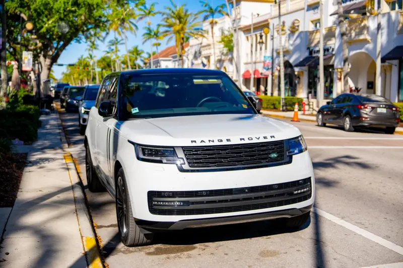 Jaguar Land Rover interrompe envio de carros para EUA enquanto Trump pede a americanos que 'aguentem'