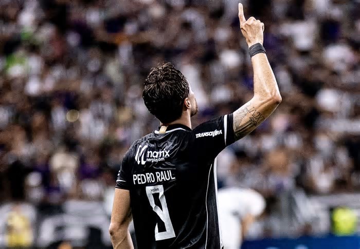 Artilheiro do Ceará exalta força da torcida: