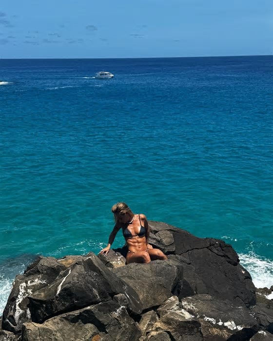 Bruna Griphao exibe tanquinho em álbum de fotos de viagem a Noronha