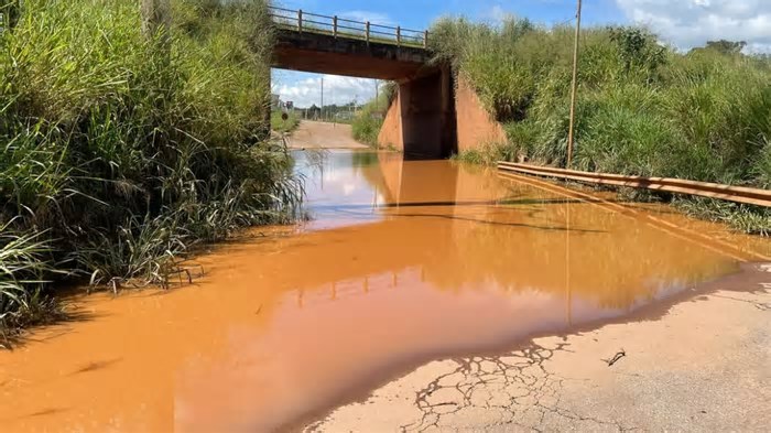 Vazamento de adutora da Vale interdita estrada em Brumadinho