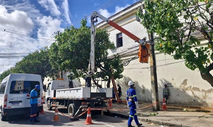 Fios irregulares são removidos de postes no Recife Antigo