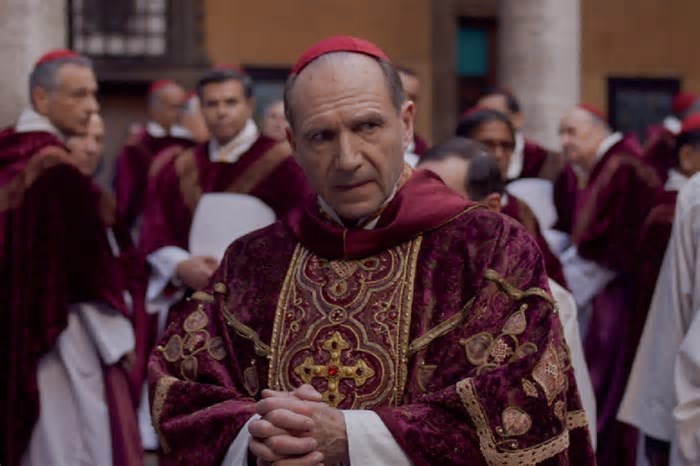 'Conclave': após morte de Papa Francisco, filme volta aos cinemas — mas em poucas salas; veja quais