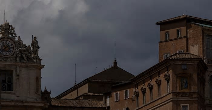 Preparativos para conclave na Capela Sistina deixam turistas de fora