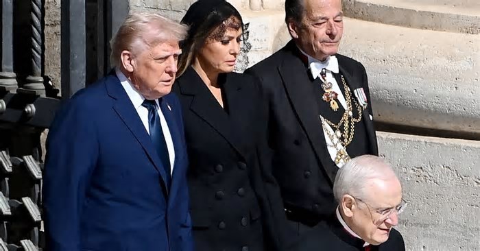 Como primeira-dama salvou Trump de gafe religiosa no velório do papa