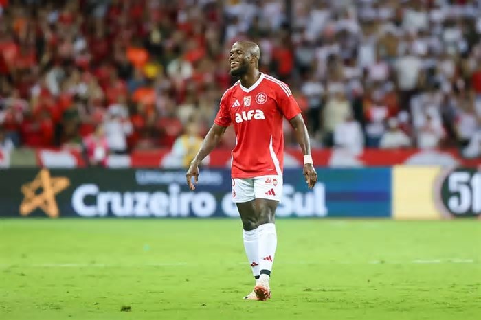 Roger anuncia Carbonero e Valencia como titulares do Inter