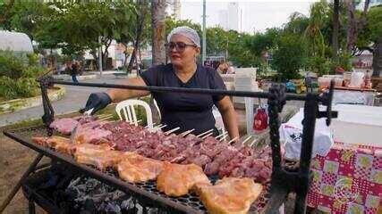 Ela abriu um negócio de venda de churrasco com R$ 1 mil e superou a violência doméstica