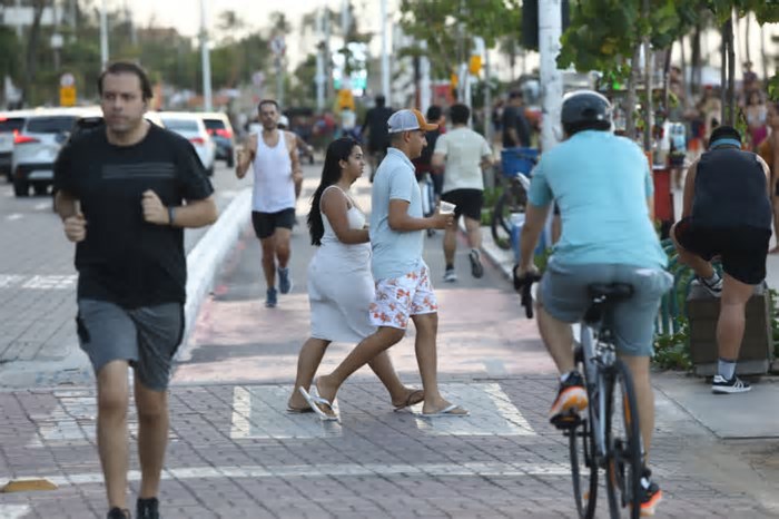 Feriado e suspensão nos patinetes: Praia de Iracema tem movimentação moderada