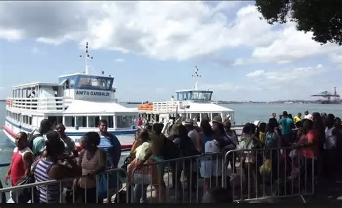 Travessia Salvador-Mar Grande tem movimento intenso e faz saídas de 15 em 15 minutos.