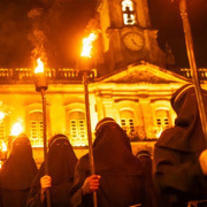 Procissão do Fogaréu ilumina os céus de Ouro Preto