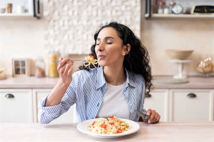 Comer devagar é mais importante para a saúde do que você imagina