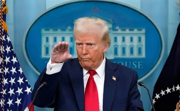 Trump anuncia 10% de taxa para produtos importados do Brasil