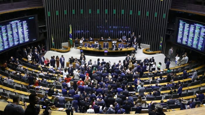 Em reação a Trump, Câmara aprova urgência de projeto da reciprocidade