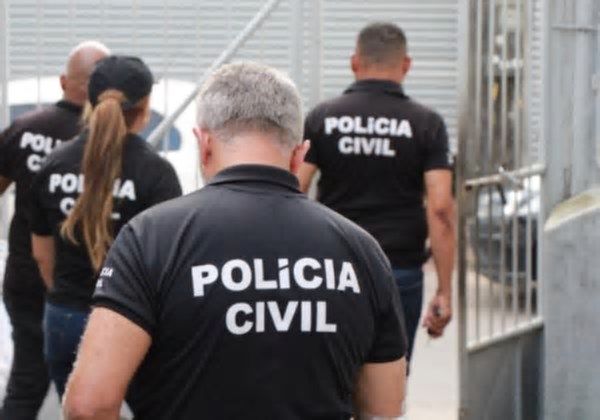 Adolescente suspeita de envolvimento na morte de mãe é apreendida pela polícia