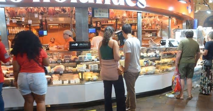 Busca por itens de Páscoa movimenta Mercado Público de Porto Alegre
