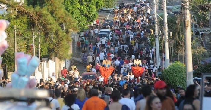 Centenas de pessoas participam de tradicional procissão no Morro da Cruz, em Porto Alegre